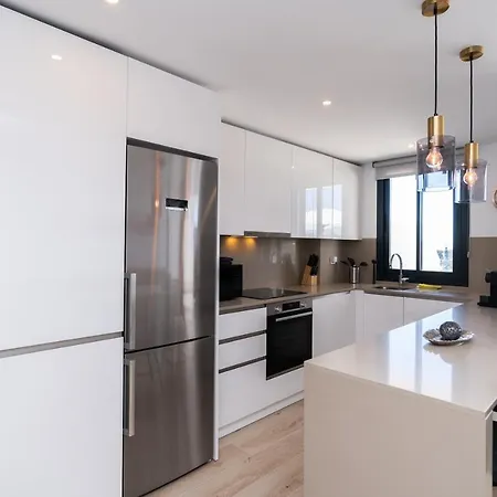 One80 With Sea Views And Walking Distance To The Beach In