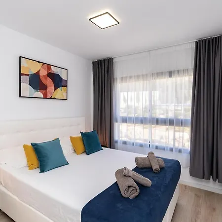 One80 With Sea Views And Walking Distance To The Beach In