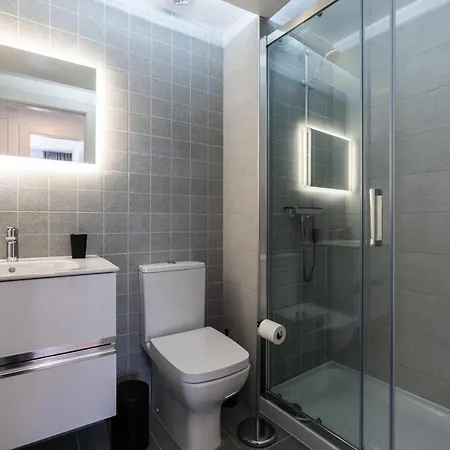One80 With Sea Views And Walking Distance To The Beach In