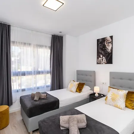 One80 With Sea Views And Walking Distance To The Beach In