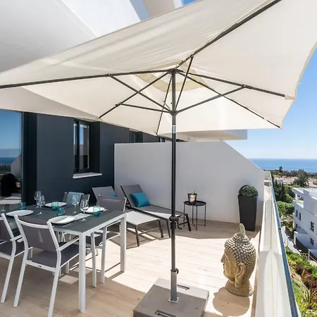 One80 With Sea Views And Walking Distance To The Beach In