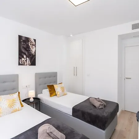 One80 With Sea Views And Walking Distance To The Beach In